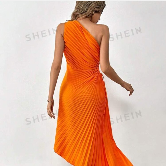 Gorgeous and super sexy pleated dress NWT - Picture 4 of 6